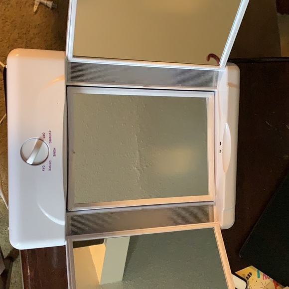 Light up Makeup mirror - Picture 2 of 6